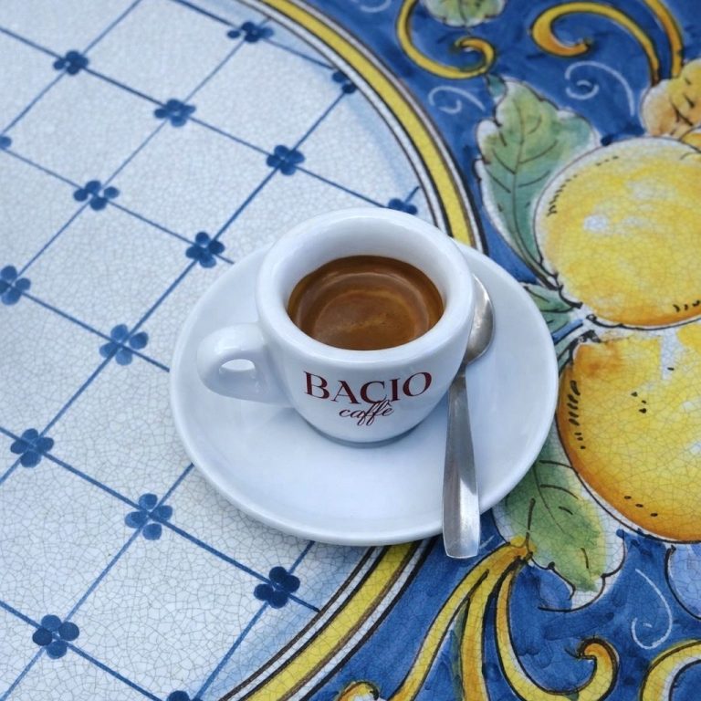 Barista professionnel Bacio préparant un cappuccino avec latte art italien authentique.